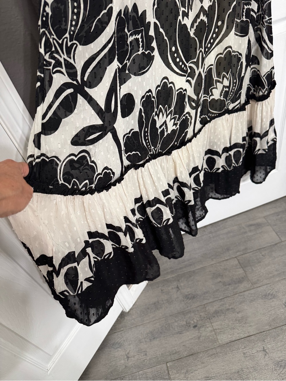 FARM Rio Floral Arabesque Cream Maxi Dress with Bold Black Floral
Print XL - Picture 4 of 16
